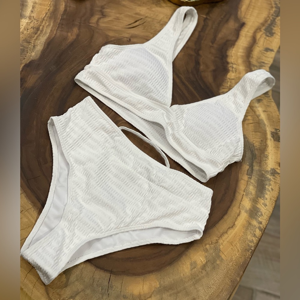 Brand new Textured Cut Out Ring Linked Bikini Swimsuit Small white